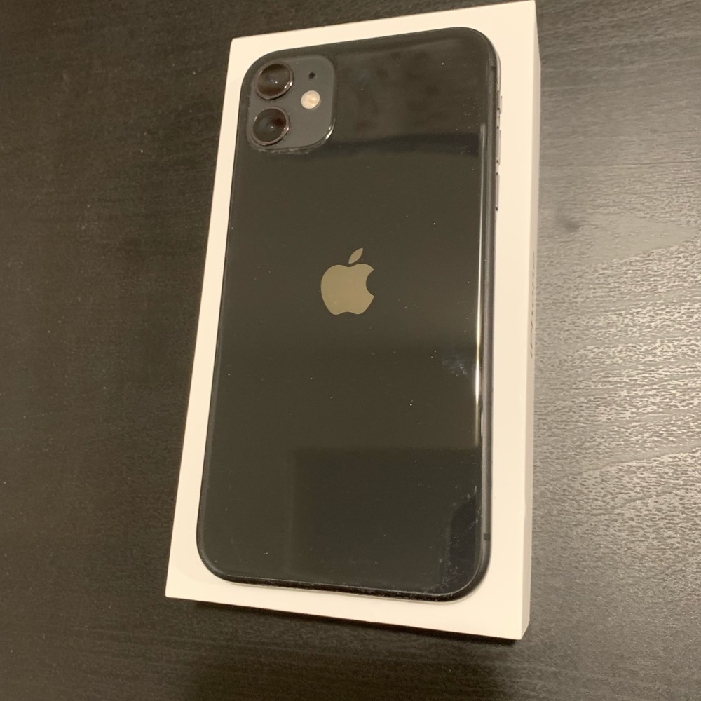 iPhone 11 (64 GB)-like new, with brand new case and wireless earbuds - Picture 5 of 5